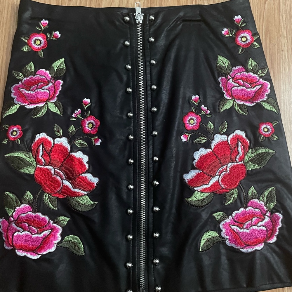Black zippered forever 21 skirt 🌺